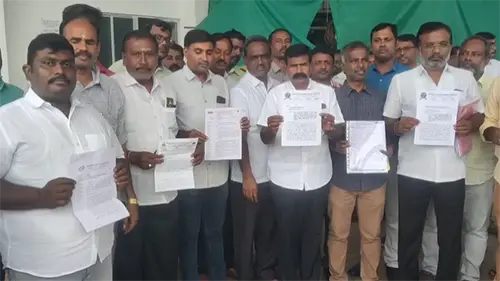 எம்.சான்ட், ஜல்லி விலை உயர்வை திரும்ப பெற வலியுறுத்தி திருப்பூர் மாவட்ட ஆட்சியர் அலுவலகத்தில் மனு அளித்தனர்.