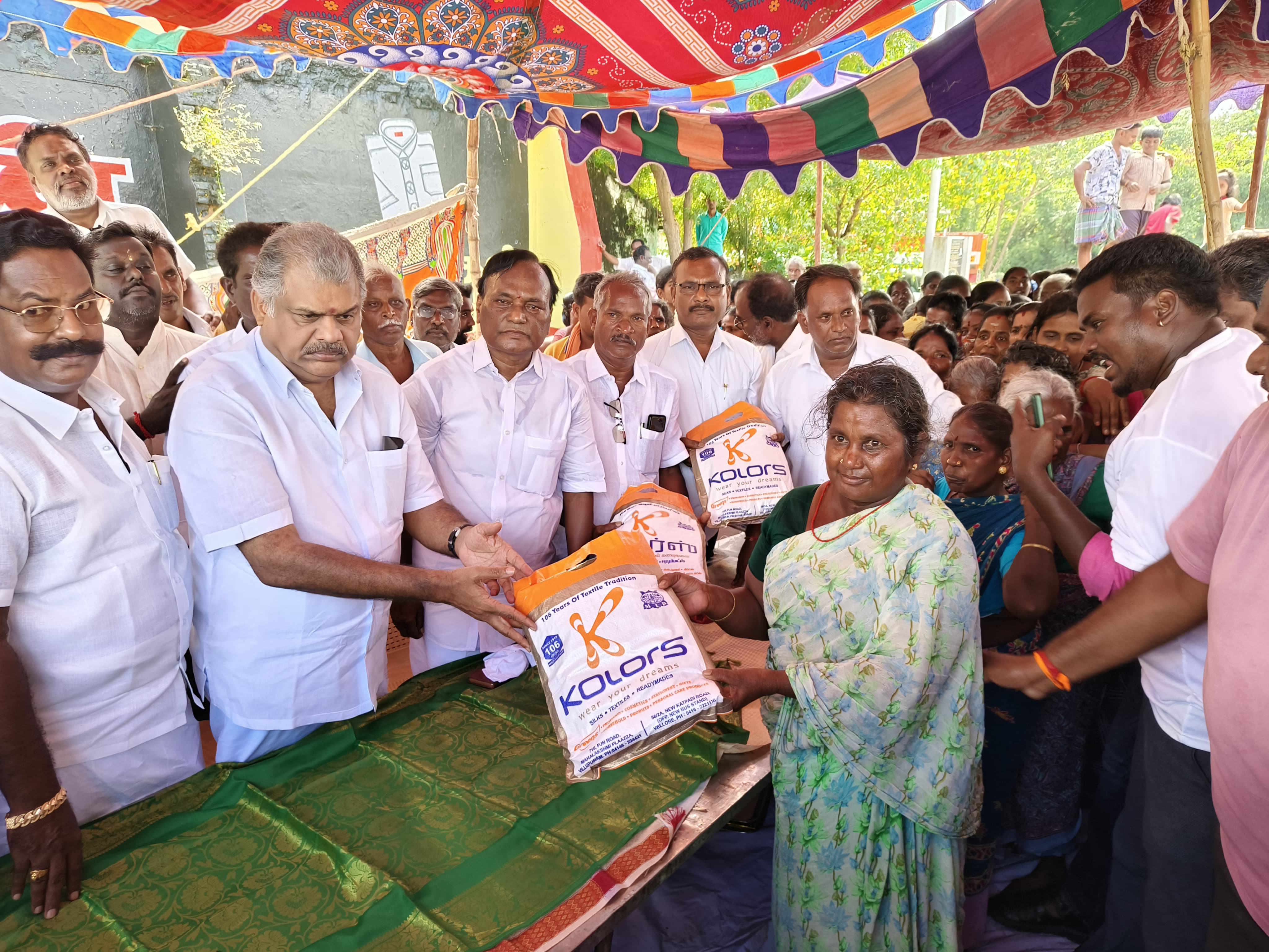 தமிழ் மாநில காங்கிரஸ் தலைவர் ஜி கே வாசன் வெள்ளம் பாதிக்கப்பட்டுள்ள பொதுமக்களுக்கு நலத்திட்ட உதவிகளை வழங்கினார்