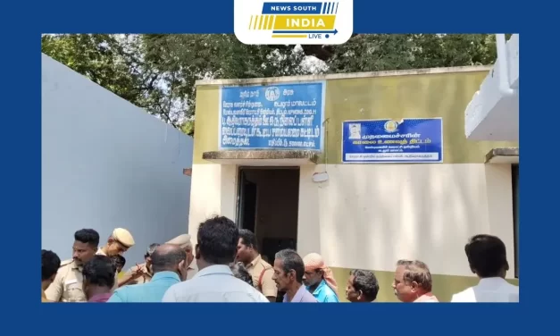 சிதம்பரம் அருகே புவனகிரி ஆதிவராநத்தம் பகுதியில் அமைந்துள்ள ஊராட்சி ஒன்றிய நடுநிலைப் பள்ளியில் சமையலறையில் சிலிண்டர் எரிவாயு திடீரென தீப்பற்றி எரிந்ததால் பரபரப்பு நிலவியது. தீ அணைக்கப்பட்டதால் ஆபத்து தவிர்ப்பு