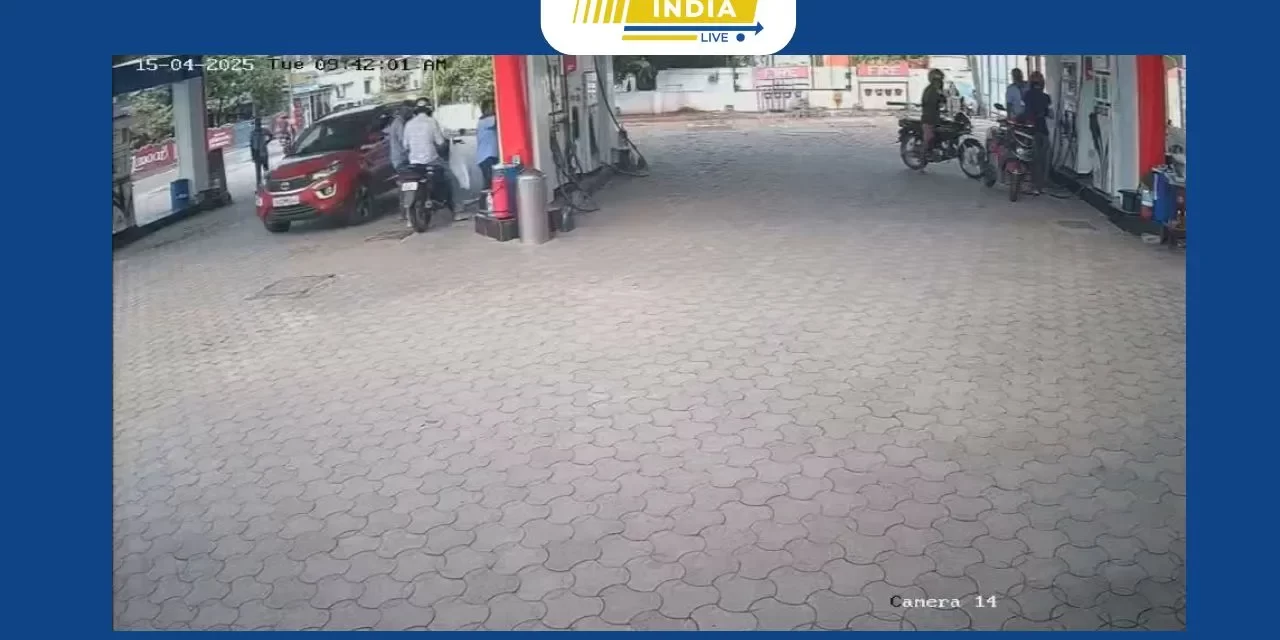 பெட்ரோல் பம்பில் வெடித்து சிதறிய பட்டாசுகள் நல்வாய்ப்பாக பெரிய விபத்து தவிர்க்கப்பட்டது.