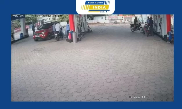 பெட்ரோல் பம்பில் வெடித்து சிதறிய பட்டாசுகள் நல்வாய்ப்பாக பெரிய விபத்து தவிர்க்கப்பட்டது.