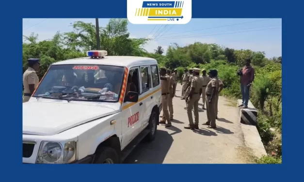 சீர்காழி அருகே திருக்கருக்காவூர் கிராமத்தில் சுடுகாட்டை சுற்றி சுவர் அமைப்பதற்கு எதிர்ப்பு தெரிவித்து ஒரு சமூகத்தினர் பணிகளை தடுத்து நிறுத்தியதால் போலீசார் குண்டு கட்டாக தூக்கி கைது செய்தனர்.சாலை மறியலில் ஈடுபட்ட ஒரு தரப்பை சேர்ந்த 50க்கும் மேற்பட்டவர்களை போலீசார் கைது செய்தனர்