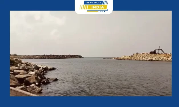 தேங்காய் பட்டினம் துறைமுகத்தில் மறைந்த போப்புக்கு அஞ்சலி செலுத்தும் விதமாக பல்லாயிரக்கணக்கான மீனவர்கள் வேலை நிறுத்தம் செய்து அஞ்சலி