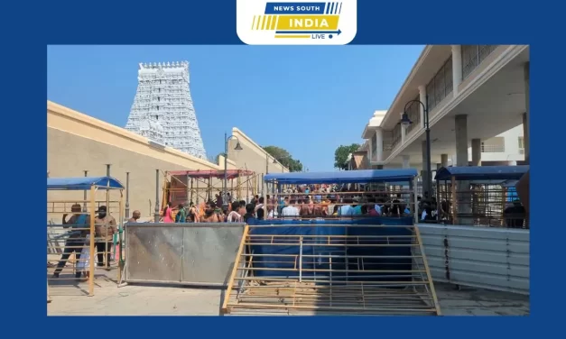 திருச்செந்தூர் சுப்பிரமணிய சுவாமி திருக்கோவில் கடலில் இறந்து கரை ஒதுங்கிய மூன்றரை அடி நீளமுடைய முப்பது கிலோ எடைகொண்ட கடல் ஆமையால் பரபரப்பு.