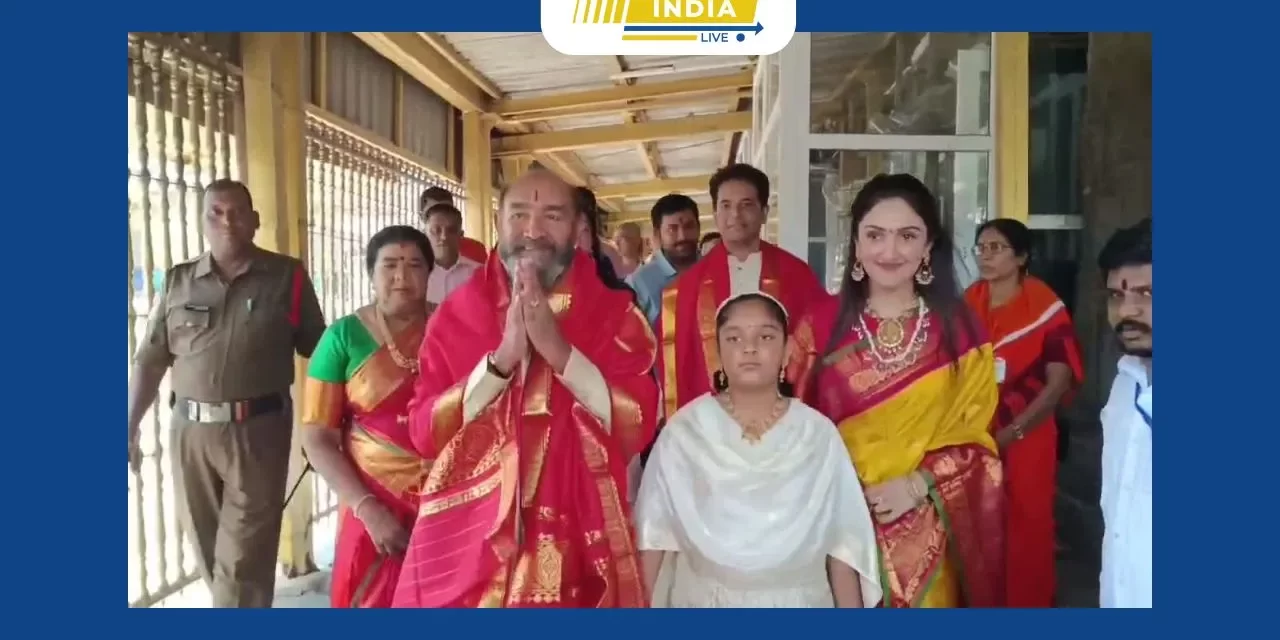 திருப்பதி ஏழுமலையான் கோயிலில் சாமி தரிசனம் செய்த நடிகர் விஜயகுமார் குடும்பத்தினர்