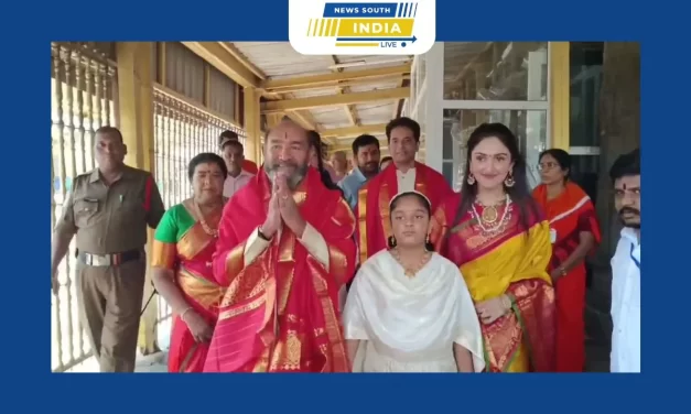 திருப்பதி ஏழுமலையான் கோயிலில் சாமி தரிசனம் செய்த நடிகர் விஜயகுமார் குடும்பத்தினர்