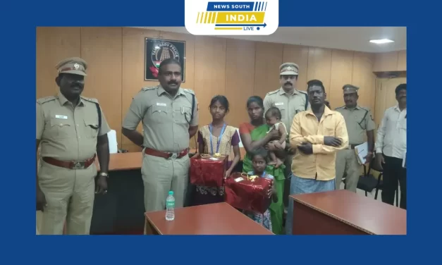 திருத்தணி முருகன் கோவிலில் சென்னை பகுதியைச் சேர்ந்த் தம்பதியினர் தவறிவிட்ட தங்க வளையலை போலீசாரிடம் ஒப்படைத்த சிறுமிகளை மாவட்ட காவல் கண்காணிப்பாளர் ஸ்ரீனிவாச பெருமாள் அழைத்து அவர்களுக்கு மெடல் அணிவித்து பரிசு வழங்கி பாராட்டினார்,