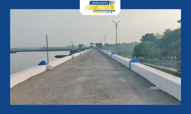 ஒசூர் அருகே கெலவரப்பள்ளி நீர்தேக்க அணையிலிருந்து பாசனத்திற்காகவும், தென்பெண்ணை ஆற்றிலும் திறந்து விடப்படும் நீரில் அதிகப்படியான வெந்நுரை வெளியேறுவதால் விவசாயிகள் கவலை