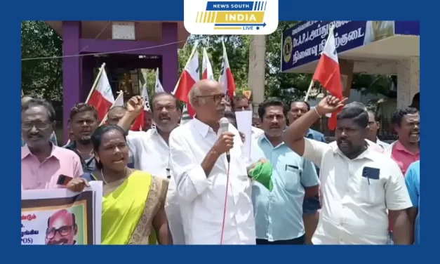 ஜெயங்கொண்டம் காந்தி பூங்கா முன்பு நியாயவிலை கடை பணியாளர்கள் சங்கம் சார்பாக போராட்டம்.