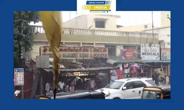 பொன்னேரியில் அடாத மழையிலும் விடாது பணியாற்றிய போக்குவரத்து காவலர். கொட்டும் மழையிலும் போக்குவரத்தை ஒழுங்கு படுத்திய காவலருக்கு பொதுமக்கள் பாராட்டு.