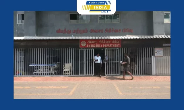 சேலம் பழையபஸ் நிலையம் , அடிவாரம் பஸ் நிறுத்தம் அருகே காதல் பிரச்சினையில் கல்லூரி மாணவியை கத்தியால் குத்தியும் , கழுத்தை அறுத்தும் காயப்படுத்தி விட்டு விட்டு , தானும் கழுத்தை அறுத்துக் கொண்டதால் , உடனடியாக அவர்களை மீட்டு அரசு மருத்துவமனையில்சேர்த்து சிகிச்சை பெற்று வருகின்றனர்.