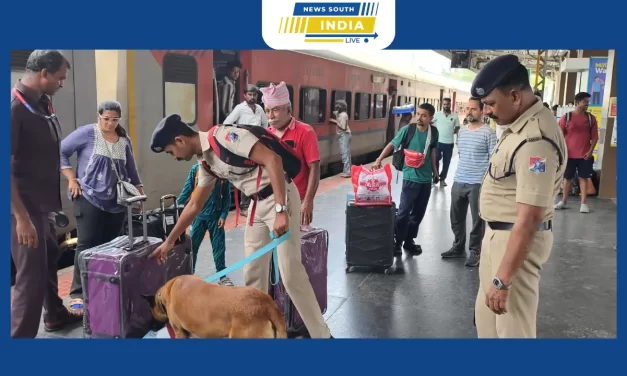 காஷ்மீர் சம்பவம் எதிரொலி – டெல்லியில் இருந்து கேரளா செல்லும் ரயிலில், ரயில்வே பாதுகாப்பு படையின் மோப்ப நாய் உதவியுடன் சோதனை.