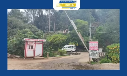 காஷ்மீர் தாக்குதல் எதிரொலி கொடைக்கானலில் வெளிநாட்டவர் அதிகம் தங்கக்கூடிய வட்டகானல் பகுதியில் இருந்து வெள்ள கெவி கிராமம் வழியாக வனப்பகுதியில் துப்பாக்கியுடன் நக்சல் தடுப்பு பிரிவினர் ரோந்து