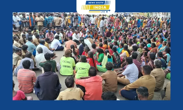 கோவை ஆட்சியர் அலுவலகத்தில் ஆயிரத்திற்கு மேற்பட்ட தூய்மை பணியாளர் பணியை புறக்கணித்து போராட்டம்.