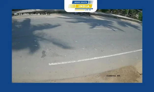 பெருந்துறை அருகே பாரம் ஏற்றி வந்த லாரி கவிழ்ந்து விபத்துக்குள்ளாகும் சிசிடிவி காட்சிகள் தற்போது வெளியாகி பெரும் பரபரப்பை ஏற்படுத்தியுள்ளது