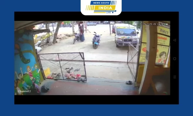 இரண்டு டூவீலர்கள் மோதல், நெஞ்சை பதற வைக்கும் சிசிடிவி காட்சிகள், போலீசார் விசாரணை.