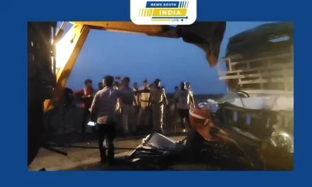 தர்மபுரியில் இருந்து ஆந்திராவில் கோழி ஏற்றி வந்த மினி லாரி சாலையோரம் நிறுத்தி வைக்கப்பட்டுருந்த லாரி மீது மோதி விபத்து டிரைவர், கிளினர் பலி