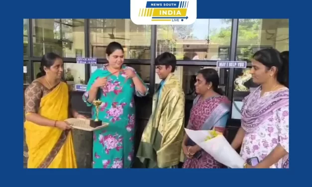 திருப்பூர்: மளிகை கடைகாரரின் மகன் 599, பழைய இரும்பு வியாபாரம் செய்பவரின் மகன் 598, பனியன் நிறுவன உரிமையாளர் மகள் 597 என அடுத்தடுத்த மதிப்பெண்கள் பெற்று மாணவர்கள் சாதனை.