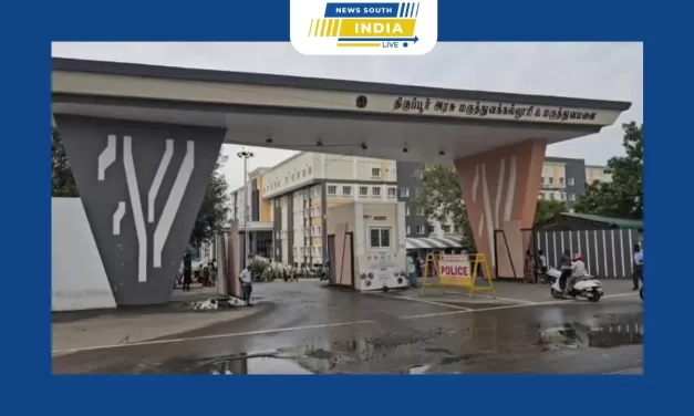 திருப்பூரில் அதிமுக பொதுச் செயலாளர் முன்னாள் முதல்வர் எடப்பாடி பழனிச்சாமியின் 71 வது பிறந்த நாளை முன்னிட்டு அரசு மருத்துவமனையில் பிறந்த குழந்தைகளுக்கு தங்க மோதிரம் மற்றும் வெள்ளி கொலுசுகளை சட்டமன்ற உறுப்பினர் எம்.எஸ்.எம்.ஆனந்தன் வழங்கினார்.