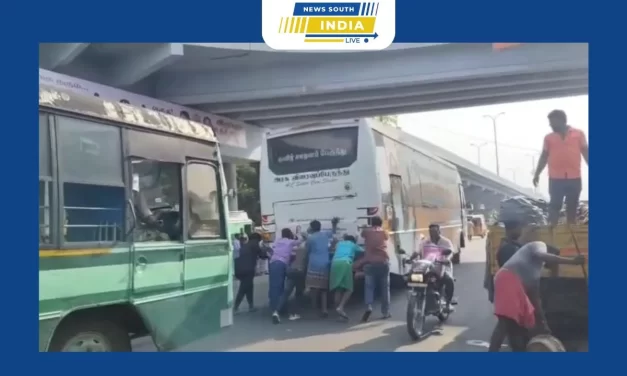 விழுப்புரம் மாவட்டம் திண்டிவனத்தில் நடுவழியில் பழுதாகி நின்ற அரசு குளிர் சார்ந்த பேருந்து