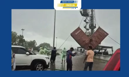 கேரள மாநிலம் கொல்லம் மற்றும் ஆலப்புழா கடல் ஓரங்களில் கரை ஒதுங்கும் கண்டேனர்கள் கொச்சின் துறைமுகத்திற்கு எடுத்து செல்லும் பணியை ராசச கிரேன்கள் பயன்படுத்தி துவங்கி உள்ளனர்