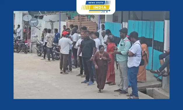 கொடைக்கானலில் மூன்றாம் நாள் படப்பிடிப்பு முடிந்த பிறகு நடிகர் விஜய் தாண்டிக்குடி கிராமத்தில் ரோடு ஷோ.மாலை அணிந்தவாறு மக்களிடம் கை அசைத்தவாறு மக்களிடம் கை அசைத்து தனியார் விடுதிக்கு சென்றார்.