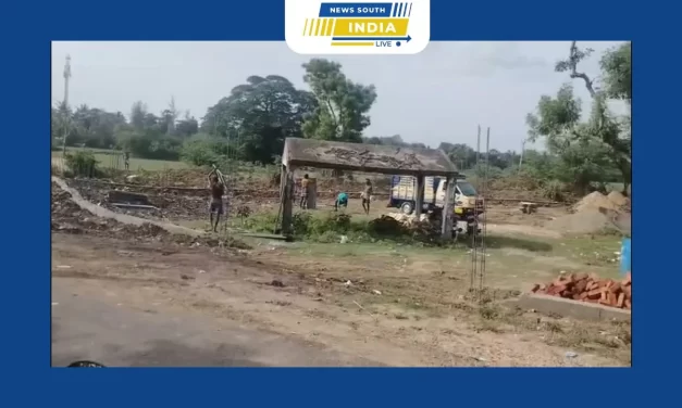 பெண்கள் உள்ளிட்டோர் கோட்டாட்சியல் அலுவலகத்தில் காத்திருப்பு போராட்டம்