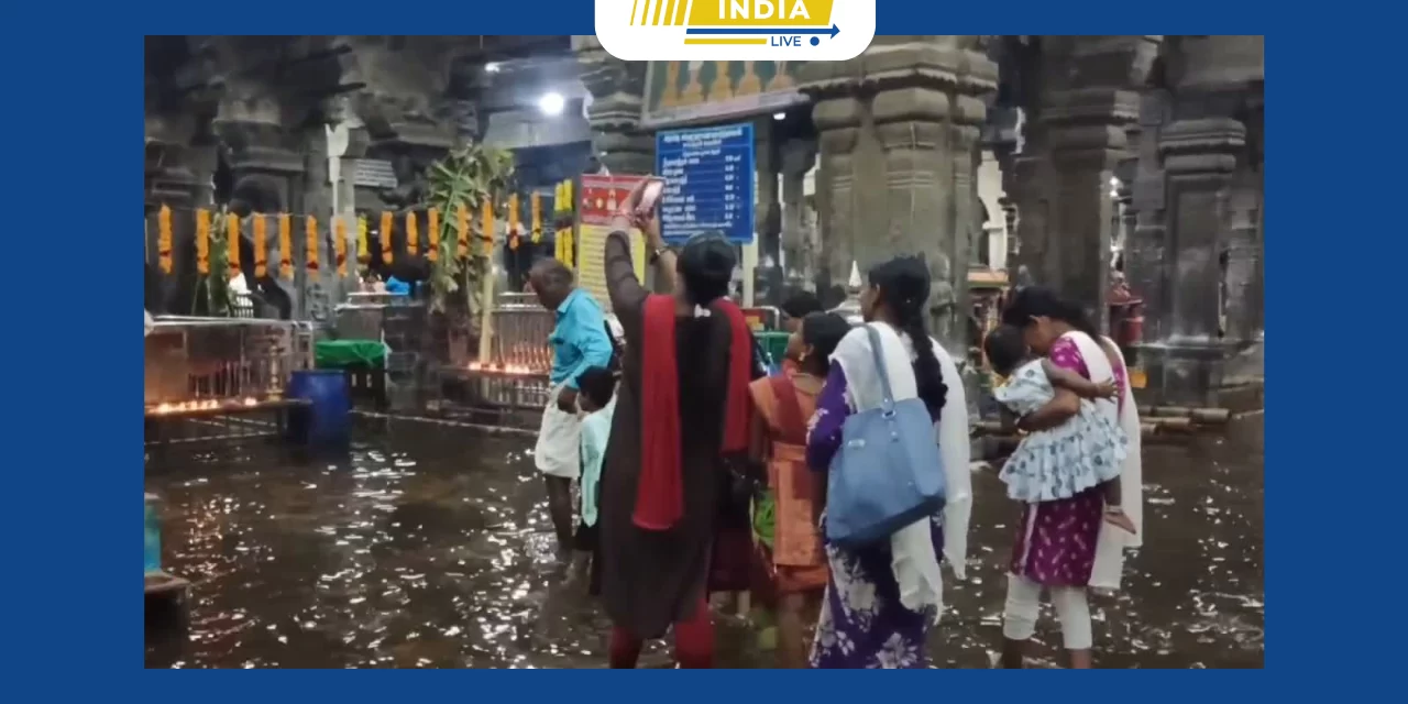 கோவிலுக்குள் புகுந்த மழை நீரில் செல்பி எடுத்து மகிழ்ந்த பக்தர்கள்.