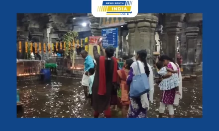 கோவிலுக்குள் புகுந்த மழை நீரில் செல்பி எடுத்து மகிழ்ந்த பக்தர்கள்.