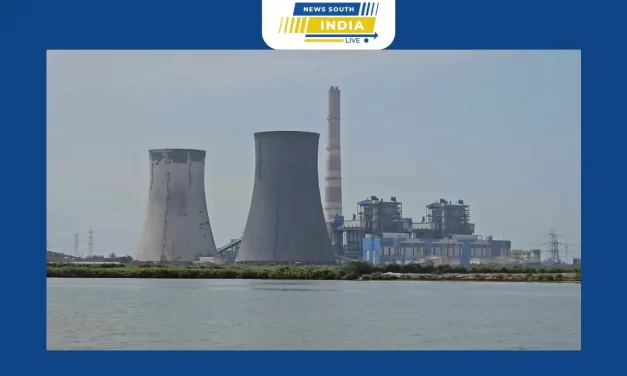 தூத்துக்குடி என்டிபிஎல் அனல் மின் நிலைய ஒப்பந்த ஊழியர்கள் ஊதிய உயர்வு உள்ளிட்ட கோரிக்கைகளை வலியுறுத்தி 28 வது நாளாக தொடர்ந்து வேலை நிறுத்த போராட்டம் இன்று இரண்டாவது நாளாக விசிறியபடி உண்ணாவிரதப் போராட்டம் துவக்கம் மின் உற்பத்தி முற்றிலுமாக நிறுத்தப்பட்டுள்ளதால் சுமார் பல நூறு கோடி ரூபாய் வருவாய் இழப்பு ஏற்பட்டுள்ளது.