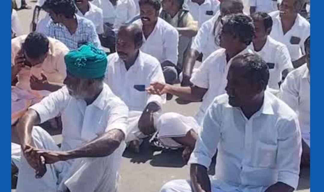 திருவாரூர் மாவட்டம்அருகே பாமணி கடைவீதியில் குறுவைப் பயிருக்கு அதிக அளவு தண்ணீர் திறக்க வலியுறுத்தி ஏராளமான விவசாயிகள் சாலை மறியல் போராட்டத்தில் ஈடுபட்டு வருகின்றனர்