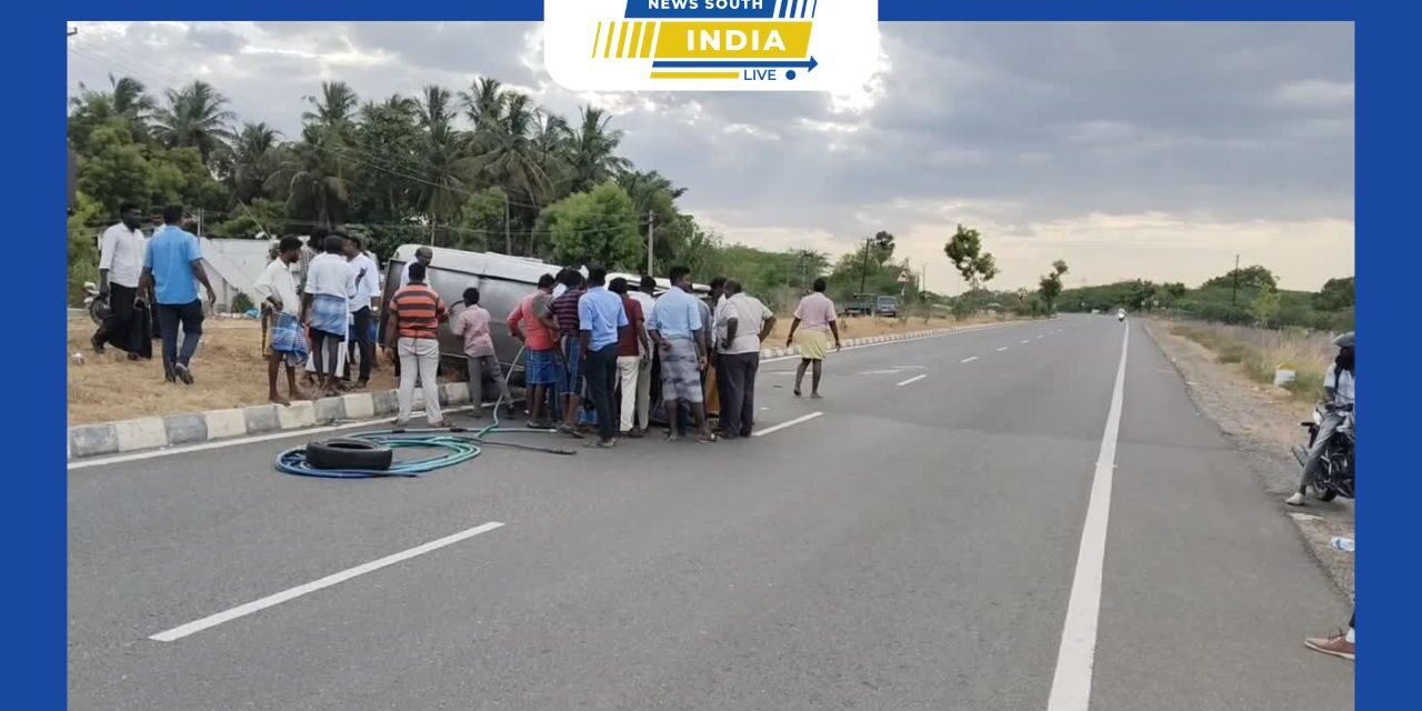 நான்கு வழிச்சாலையில் தலைக்குப்புற கவிழ்ந்த மினி லாரி, டிரைவர் படுகாயம், போலீசார் விசாரணை.