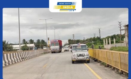 பொள்ளாச்சி அருகே கிணத்துக்கடவில் கோவை – பொள்ளாச்சி நான்கு வழிச்சாலையில் லாரியின் மீது மோதி தீப்பிடித்து எரிந்த இருசக்கர வாகனத்தால் பரபரப்பு.