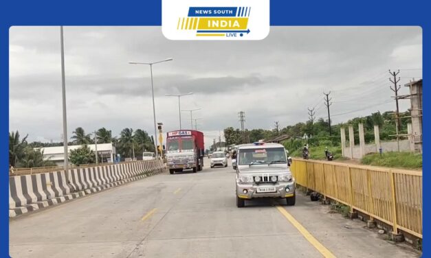 பொள்ளாச்சி அருகே கிணத்துக்கடவில் கோவை – பொள்ளாச்சி நான்கு வழிச்சாலையில் லாரியின் மீது மோதி தீப்பிடித்து எரிந்த இருசக்கர வாகனத்தால் பரபரப்பு.