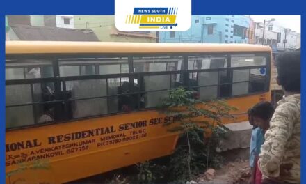 சங்கரன்கோவில் தனியார் பள்ளி வாகனம் கழிவு கால்வாயில் சிக்கியதால் பரபரப்பு.