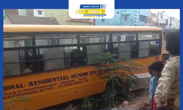 சங்கரன்கோவில் தனியார் பள்ளி வாகனம் கழிவு கால்வாயில் சிக்கியதால் பரபரப்பு.