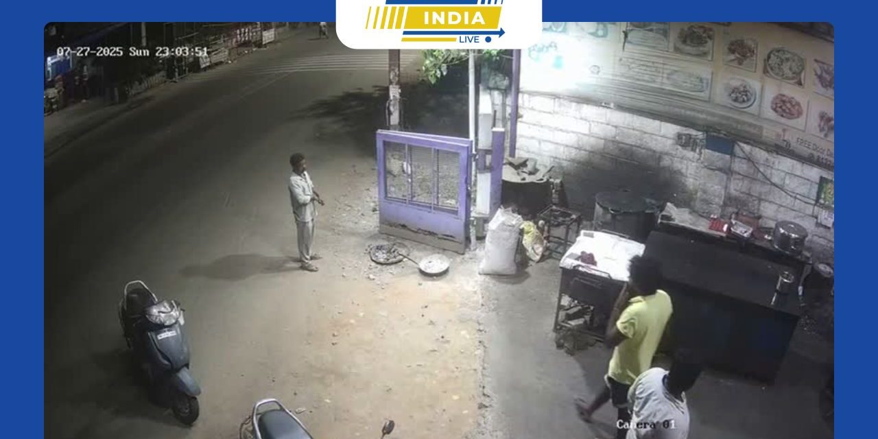 கோவில்பட்டியில் ஹோட்டல் உணவு பார்சல் வாங்கியதற்கு பணம் கேட்டதால் ஆத்திரம் – கத்தியை தரையில் தீப்பொறி பறக்க உரசி மிரட்டல் –