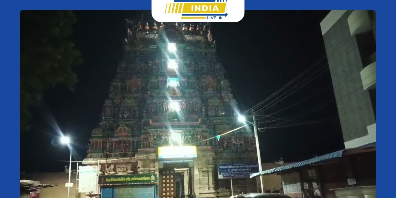 சீர்காழி அருகே திருவெண்காடு சுவேதாரண்யேஸ்வரர் சுவாமி கோயிலில் ஆடி மாத பூரத்தை ஒட்டி உற்சவர் அகோர மூர்த்தி சுவாமி மகா அபிஷேகம் மற்றும் மகா தீபாரதனை நடைபெற்றது திரளான பக்தர்கள் பங்கேற்பு