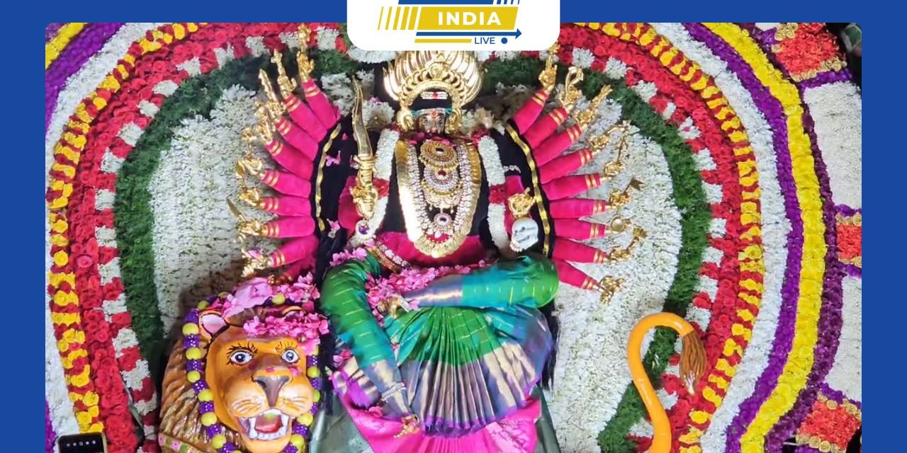 மேட்டுப்பாளையம் அருகே தேக்கம்பட்டி வன பத்திரகாளியம்மன் கோவில் ஆடி குண்டம் திருவிழாவில் ஆயிரக்கணக்கான பக்தர்கள் கலந்து கொண்டு குண்டம் இறங்கி சாமி தரிசனம் செய்தனர் ,