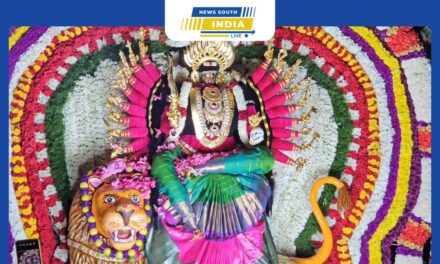 மேட்டுப்பாளையம் அருகே தேக்கம்பட்டி வன பத்திரகாளியம்மன் கோவில் ஆடி குண்டம் திருவிழாவில் ஆயிரக்கணக்கான பக்தர்கள் கலந்து கொண்டு குண்டம் இறங்கி சாமி தரிசனம் செய்தனர் ,