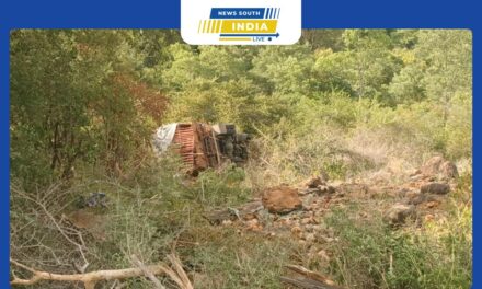 பர்கூர் மலைப்பாதையில் தேங்காய் மட்டை ஏற்றி வந்த ஈச்சர் வாகனம் 100 அடி பள்ளத்தில் கவிழ்ந்து விபத்து.நல்வாய்ப்பாக ஓட்டுநர் மற்றும் மாற்று ஓட்டுநர் சிறு காயங்களுடன் உயிர்த்தபினர்.