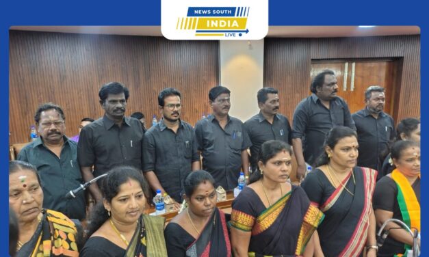 மதுரை மாநகராட்சி மாமன்ற கூட்ட அரங்கில் அதிமுக உறுப்பினர்கள் கருப்பு சட்டை அணிந்து வந்து உள்ளனர்