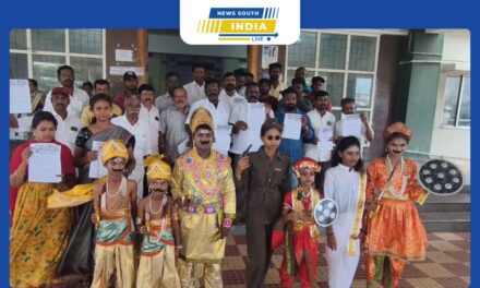 திருப்பூர் கள்ளர் சீரமைப்பு விடுதிகளை சமூக நீதி விடுதி என பெயர் மாற்றம் செய்வதை திரும்ப பெற வலியுறுத்தி குழந்தைகளுக்கு வேடம் அணிந்து வந்து மனு அளித்தனர்.