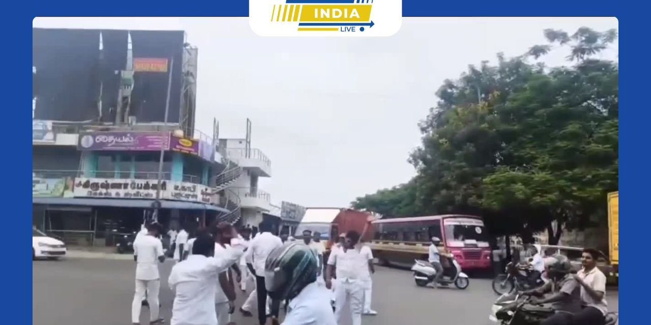 அவிநாசியில் ரெட் டாக்சி டிரைவர்களுக்கும், உள்ளூர் ஆட்டோ டிரைவர்களுக்கும் இடையே மோதல். ரெட்டாக்சி டிரைவர்கள், சாலை மறியலில் ஈடுபட்டனர். போலீஸார் சமரசம்.