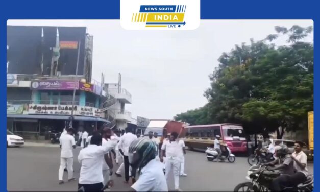 அவிநாசியில் ரெட் டாக்சி டிரைவர்களுக்கும், உள்ளூர் ஆட்டோ டிரைவர்களுக்கும் இடையே மோதல். ரெட்டாக்சி டிரைவர்கள், சாலை மறியலில் ஈடுபட்டனர். போலீஸார் சமரசம்.