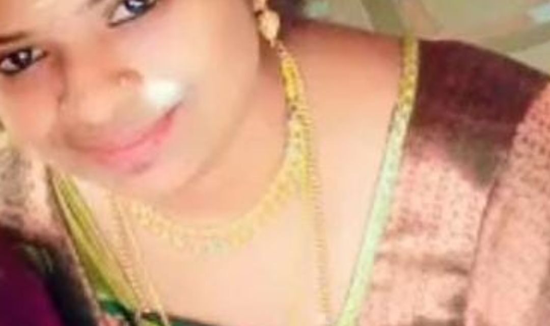 குமரி மாவட்டம் நாகர்கோயில் அருகே தனது முதலாளியின் வங்கி கணக்கின் கியூ ஆர் கோர்டு ஸ்டிக்கரை மாற்றி தனது வங்கி கணக்கு கியூ ஆர் கோர்டு ஸ்டிக்கரை வைத்து இரண்டு ஆண்டுகளுக்கு மேலாக நூதன மோசடி செய்து 14 லட்சம் ரூபாயை சுருட்டி விட்டு தலைமறைவான உணவக கேசியர்.அவருக்கு துணையாக இருந்த அவர் சகோதரி மீதும் வழக்கு பதிவு செய்து தலைமறைவான ஊழியரை கோட்டார் காவல் நிலைய போலிஸார் தேடி வருகிறார்கள்.