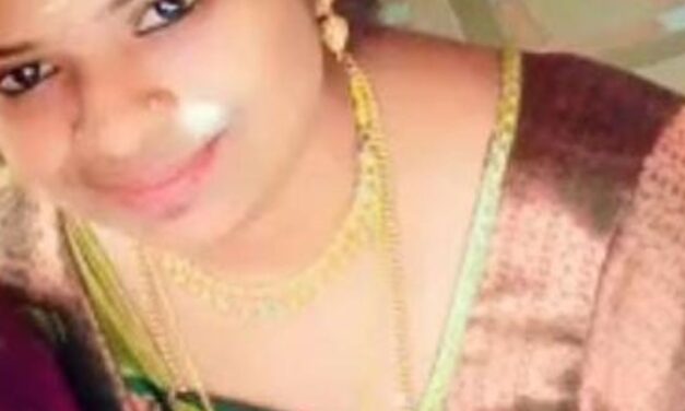 குமரி மாவட்டம் நாகர்கோயில் அருகே தனது முதலாளியின் வங்கி கணக்கின் கியூ ஆர் கோர்டு ஸ்டிக்கரை மாற்றி தனது வங்கி கணக்கு கியூ ஆர் கோர்டு ஸ்டிக்கரை வைத்து இரண்டு ஆண்டுகளுக்கு மேலாக நூதன மோசடி செய்து 14 லட்சம் ரூபாயை சுருட்டி விட்டு தலைமறைவான உணவக கேசியர்.அவருக்கு துணையாக இருந்த அவர் சகோதரி மீதும் வழக்கு பதிவு செய்து தலைமறைவான ஊழியரை கோட்டார் காவல் நிலைய போலிஸார் தேடி வருகிறார்கள்.