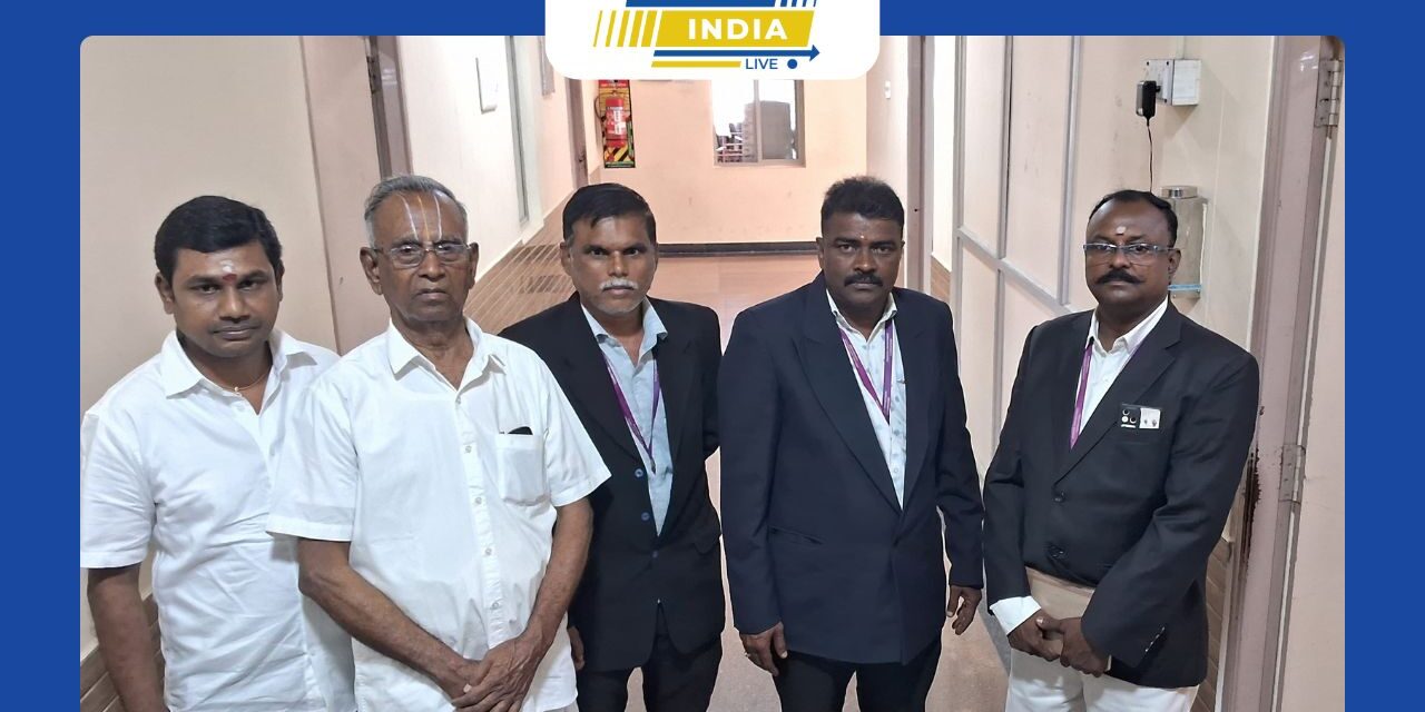 கோவை மாவட்ட ஆட்சியர் அலுவலகத்தில் உள்ள பொருட்களை ஜப்தி செய்ய நீதிமன்ற ஊழியர்களால் பரபரப்பு.