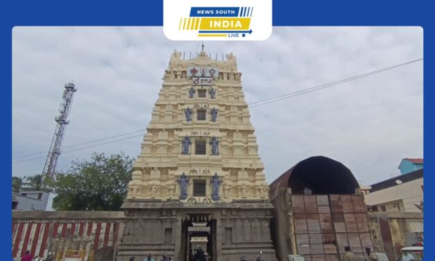 20 லட்சம் மதிப்பீட்டில் ஏரி காத்த கோதண்டராமர் கோவில் கொடி மரம் தங்கள் குடும்ப செலவில் அமைச்சர் கே என் நேருகொடி மரம் நிருவினார்