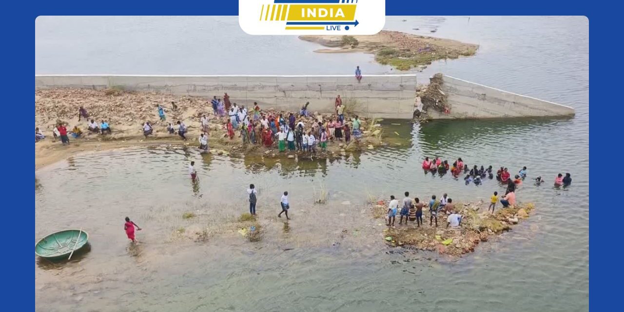 திருச்சி மாநகரையும் புறநகரையும் இணைக்கும் நேப்பியர் வடிவில் கட்டப்பட்ட கொள்ளிடம் பாலத்தின் அடியில் பாலத்தின் மண்ணரிப்பு ஏற்படாமல் இருப்பதற்காக 7 கோடி ரூபாய் மதிப்பீட்டில் அதன் அருகே தடுப்பு சுவர் கட்டப்பட்டிருந்தது.
